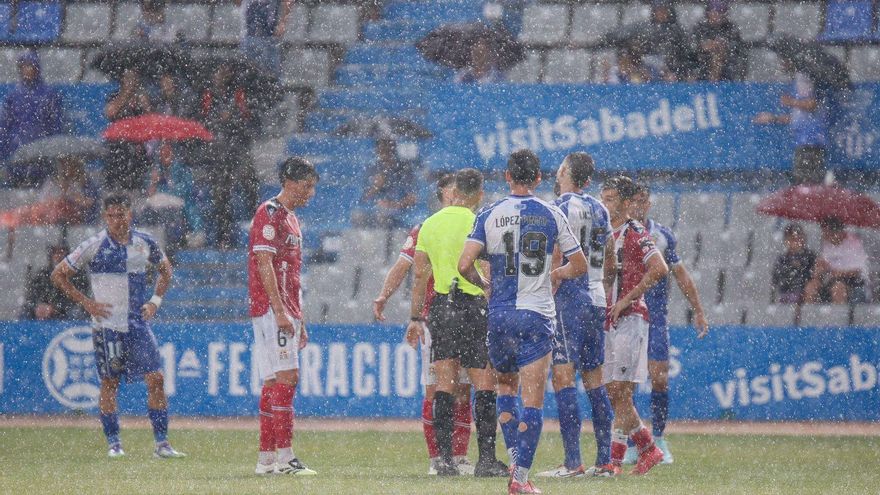 La lluvia saca de un apuro a un FC Cartagena desorientado
