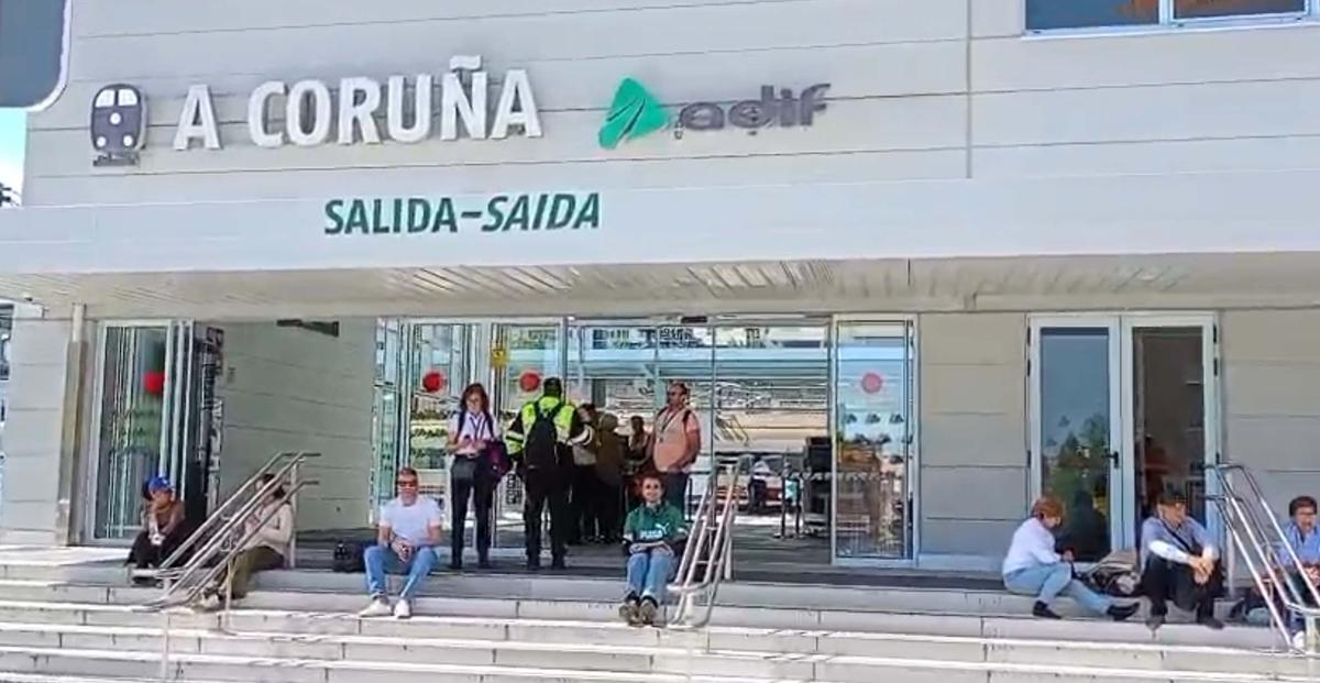 Usuarios a las puertas de la estación de trenes de A Coruña durante el apagón en España.