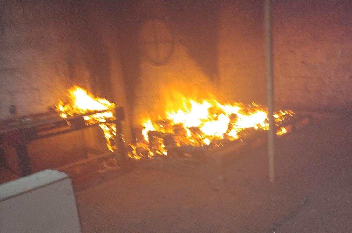 Incendio, ayer lunes, en un habitáculo del hotel a medio construir en la Avenida de Las Palmeras, en Costa Teguise
