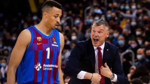 Jasikevicius da órdenes durante el partido ante el Bayern