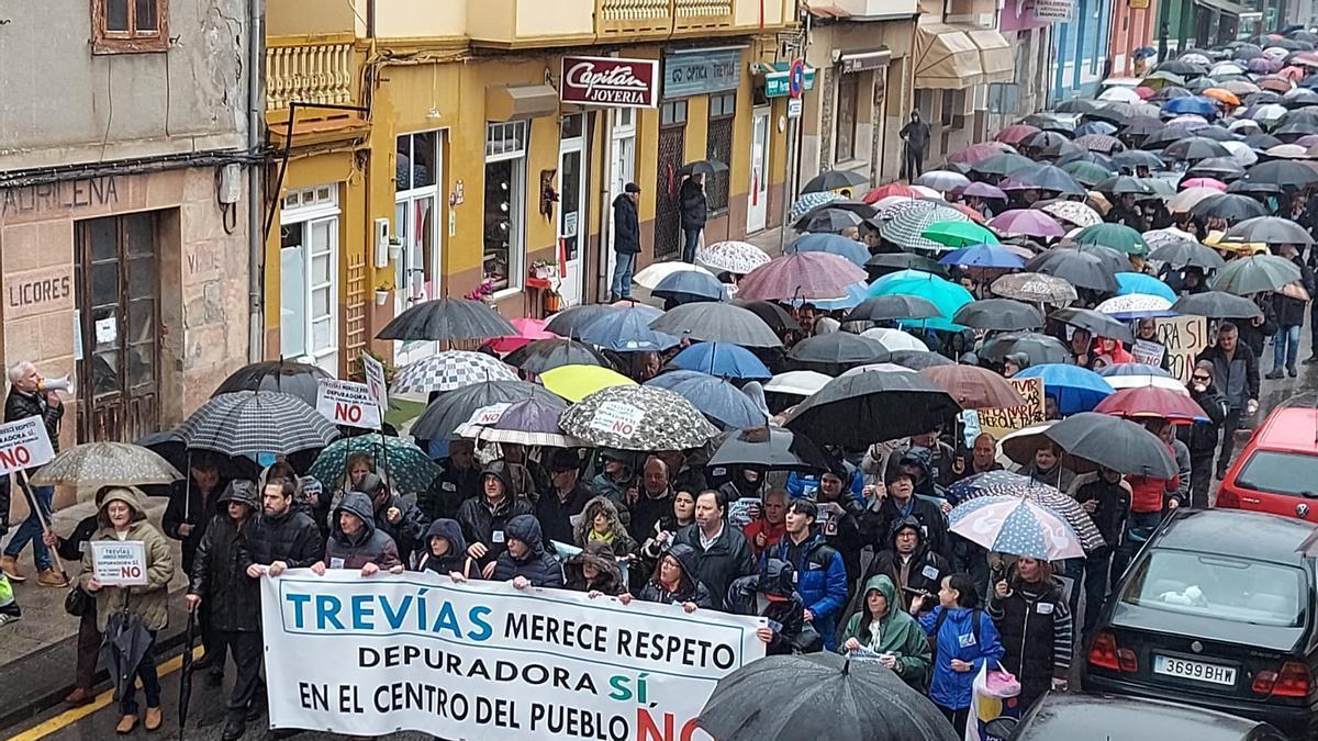 VÍDEO: Concentración en Trevías, Valdés, en contra de ubicar la depuradora en el centro del pueblo
