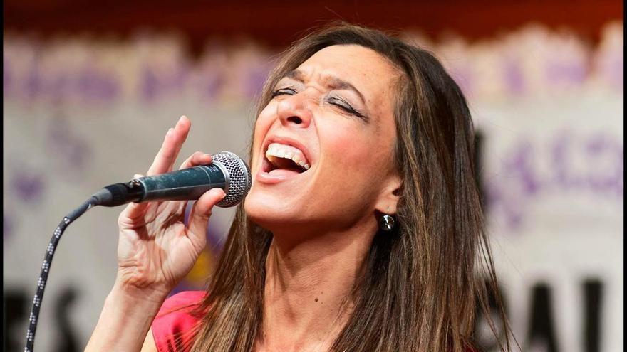 Bárbara Breva actúa con el guitarrista Fabián Barraza en el festival Bandera Blava de Almassora.