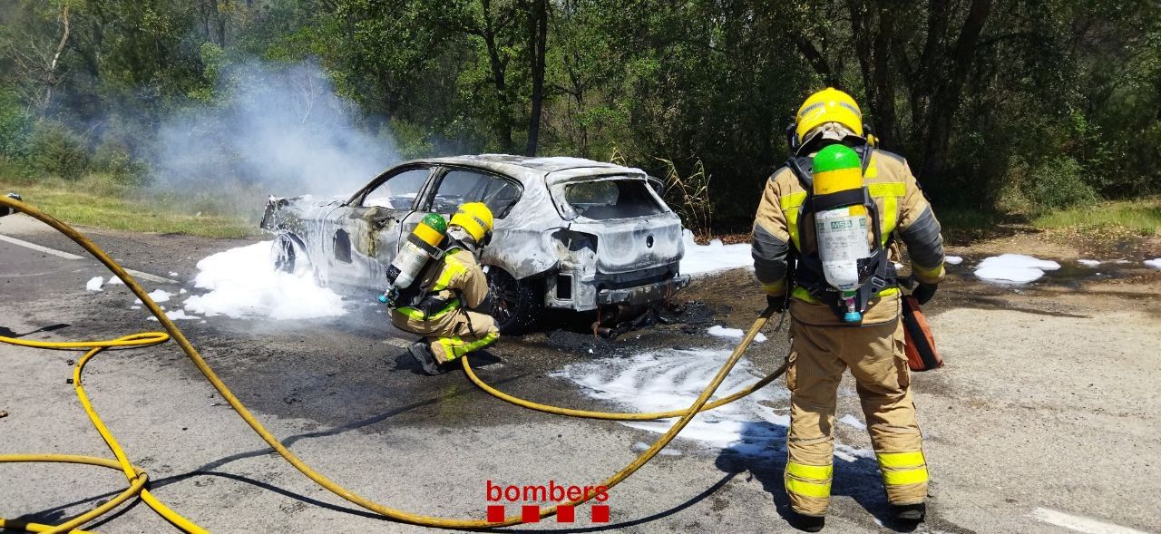 Espectacular incendi d'un cotxe a Caldes de Malavella