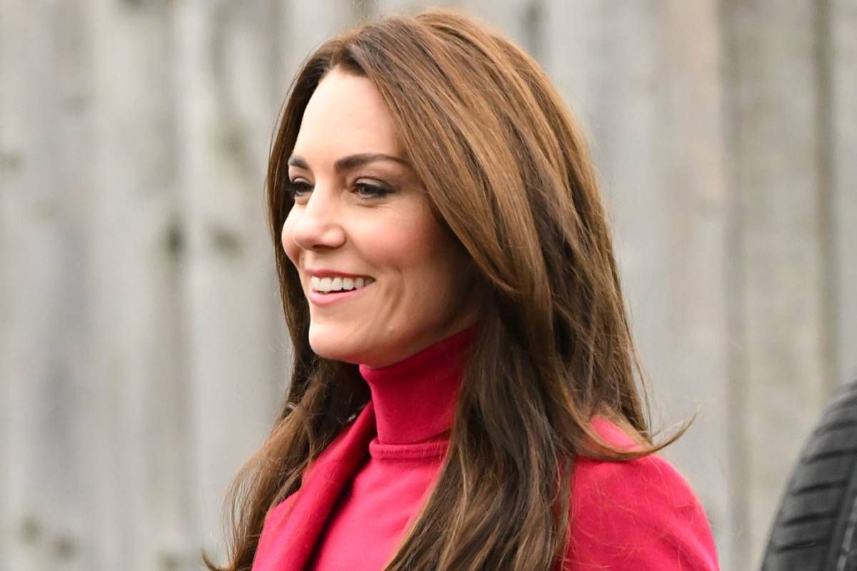 Kate Middleton con abrigo viva magenta