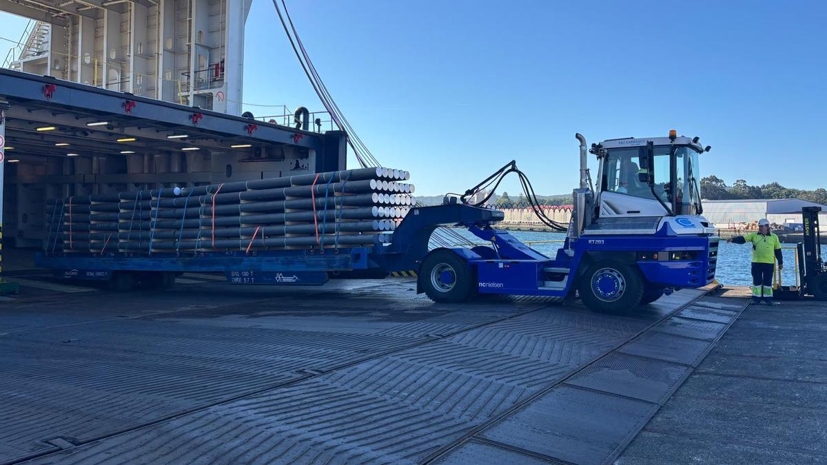 Descarga de tochos de aluminio.