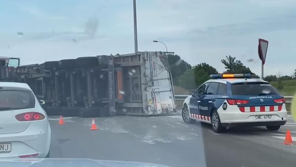 El camió bolcat a Vilamalla