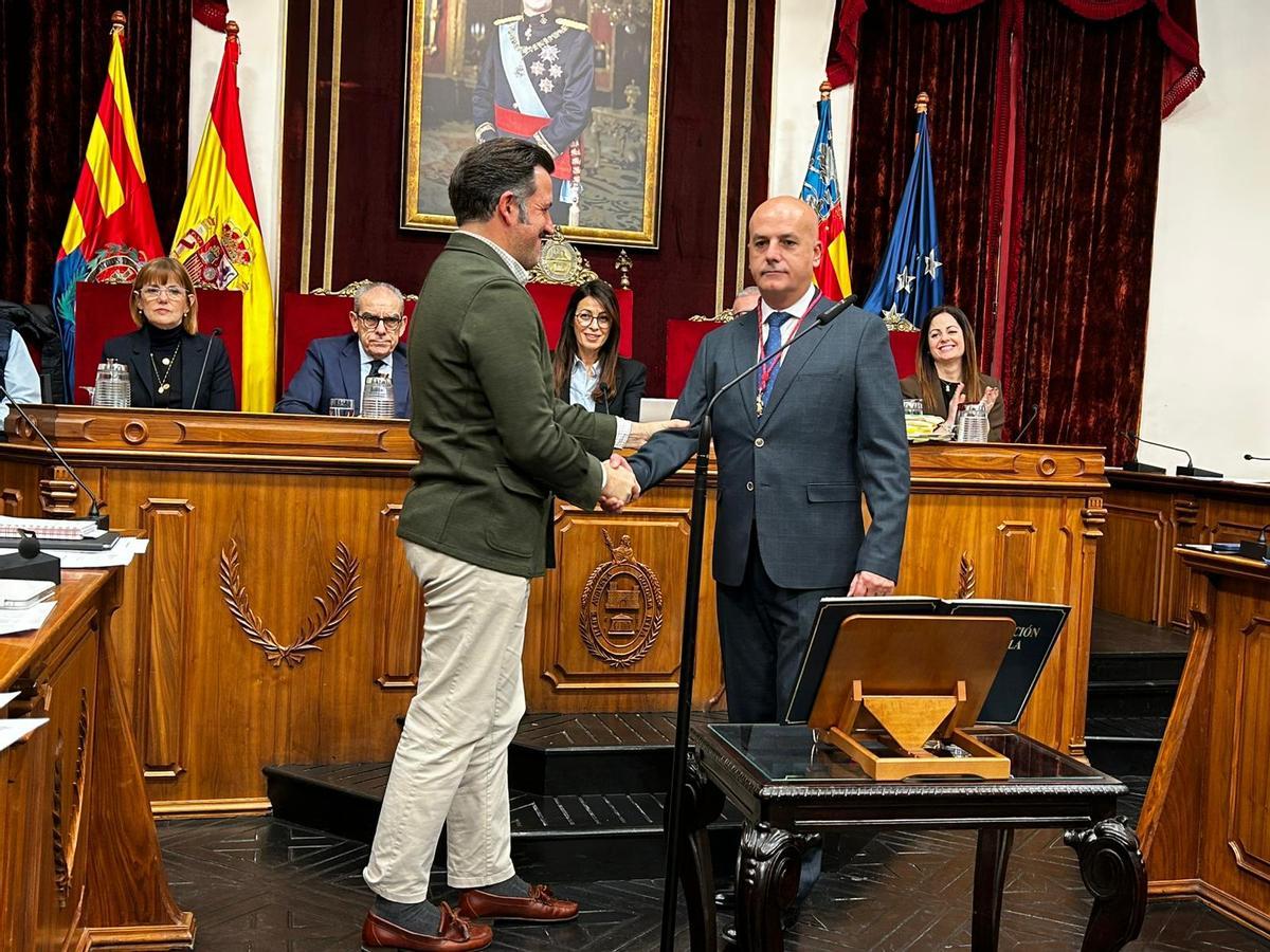 El alcalde, Pablo Ruz, da la enhorabuena a Miguel Serna en su toma de posesión como concejal.