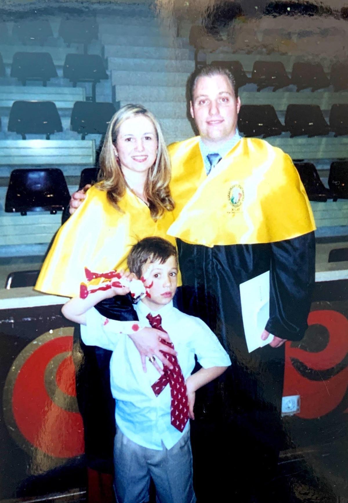 Cristina Regojo en su graduación con su marido e hijo