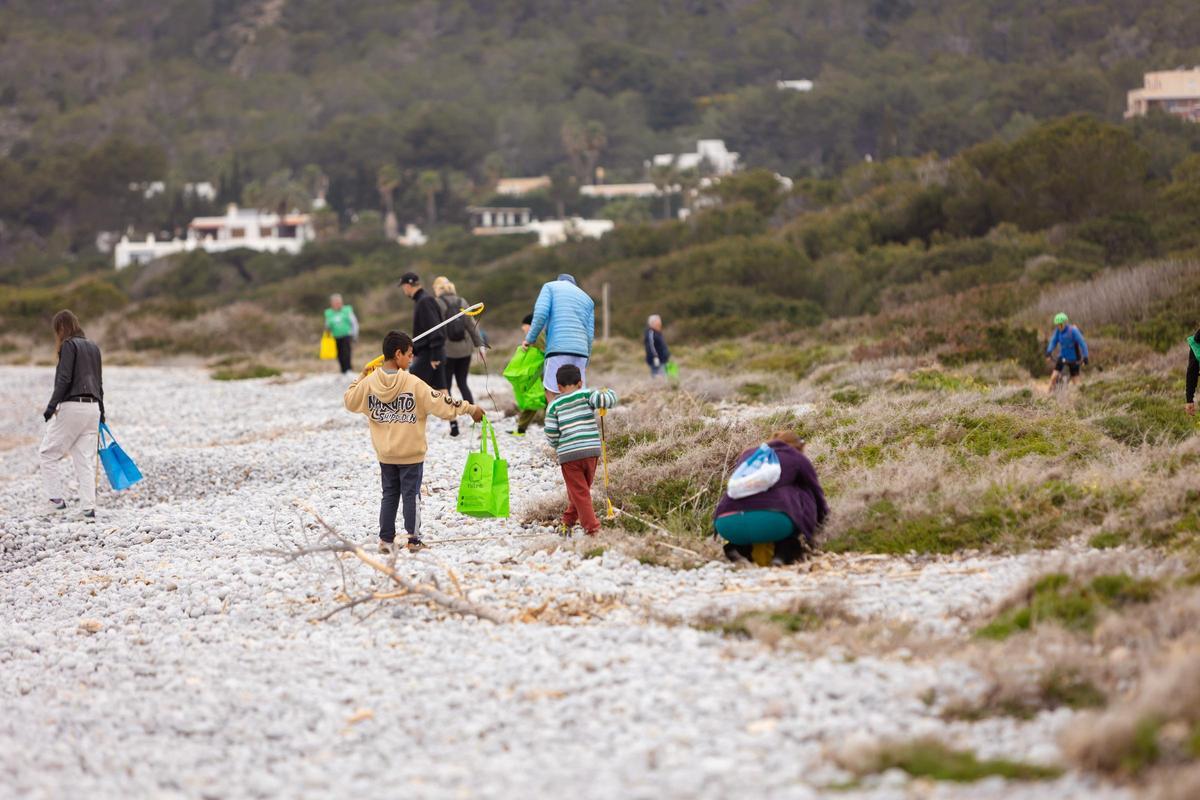 Todas las imágenes de la jornada de limpieza Tejiendo Futuro de Ibizapreservation