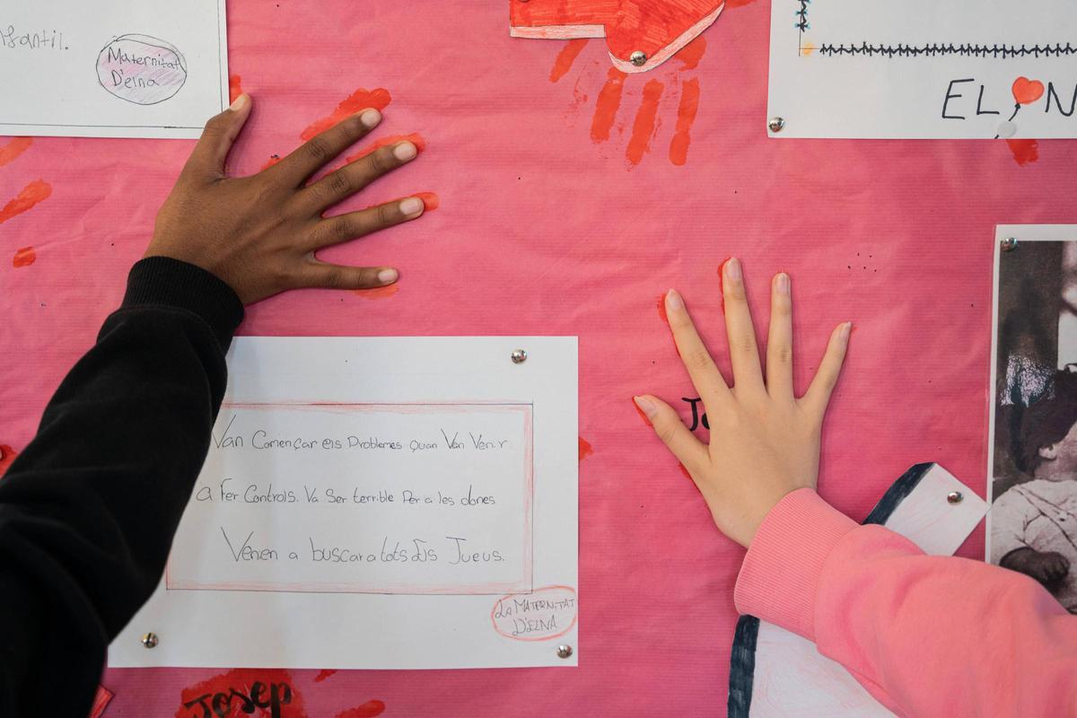 Manos de dos alumnos de sexto de primaria de una escuela pública de Santa Coloma, este curso.