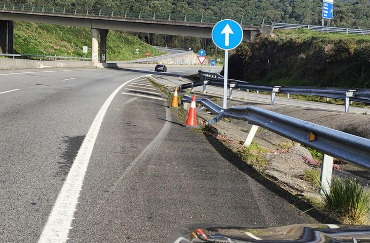 Consecuencias de un accidente en el enlace de San Lourenzo, en Domaio. |  Gonzalo Núñez