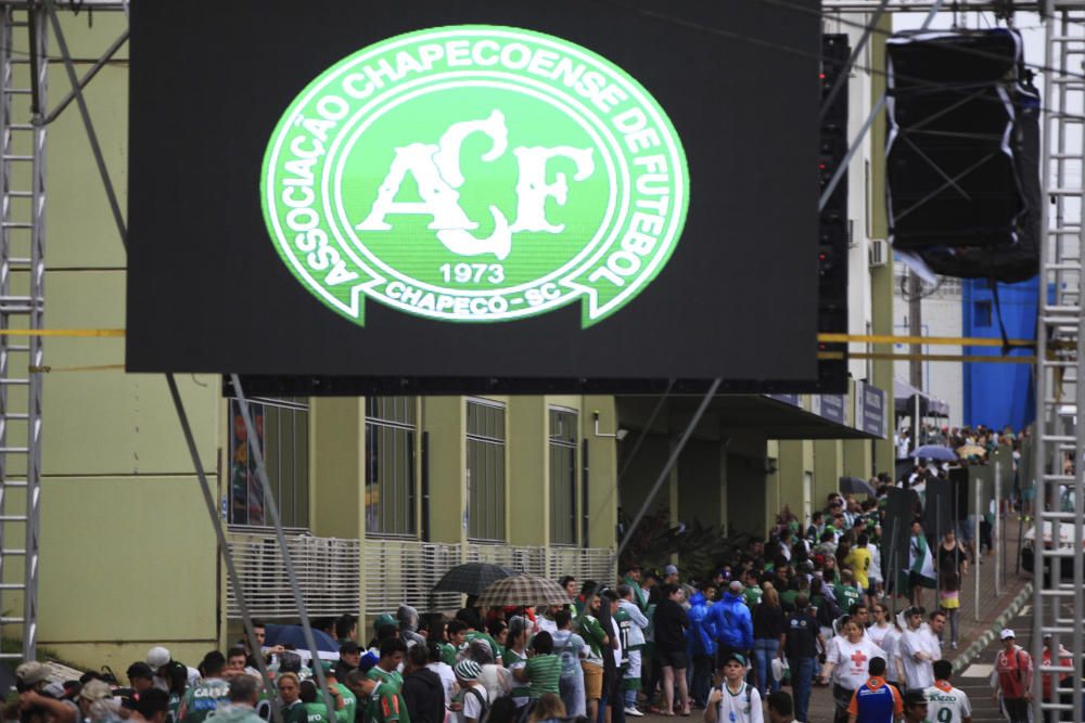 La afición del Chapecoense honra a los jugadores fallecidos