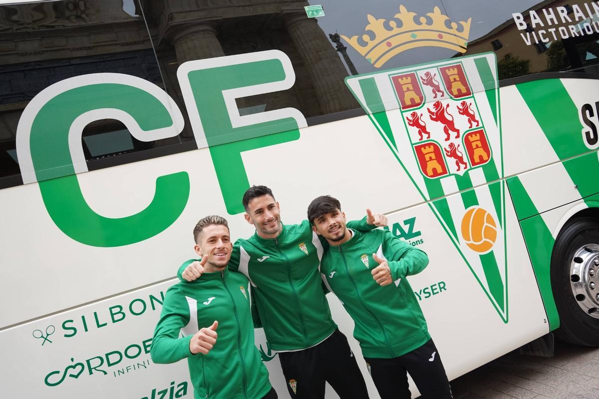 Isma Ruiz, Carlos Albarrán y Kevin Medina, delante del autobús del Córdoba CF.