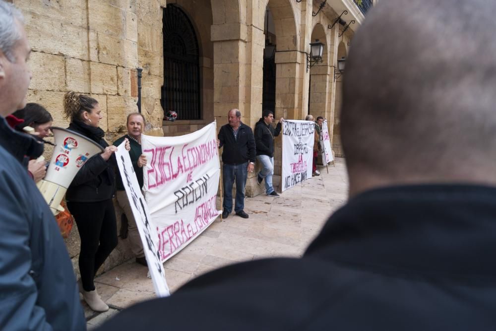 Manifestación de los trabajadores de El Asturcón contra en tripartito