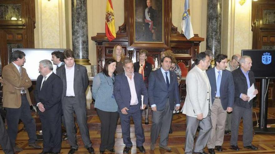 Los alcaldes del Consorcio y el de A Coruña tras el pleno que disolvió la mancomunidad.