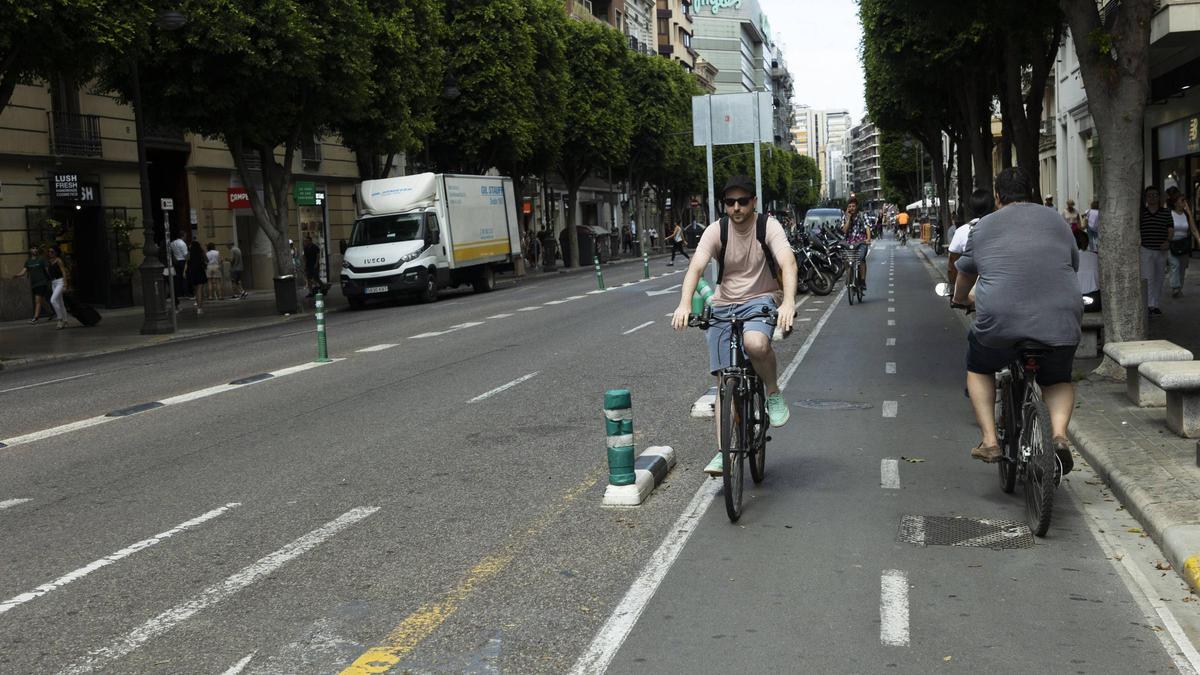 Ciclistas en la calle Colón de València