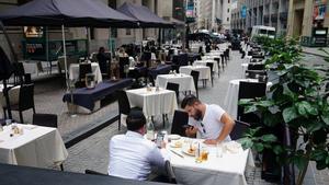 People eat at a mostly empty restaurant with tables on the street, in the financial district during the coronavirus disease (COVID-19) pandemic in the Manhattan borough of New York City, New York, U.S., September 9, 2020. Picture taken September 9, 2020. REUTERS/Carlo Allegri - RC2JWI9IBNGK