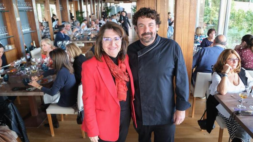 La rectora de la Universidad de Alicante, Amparo Navarro,  felicitó al chef Daniel Frías.