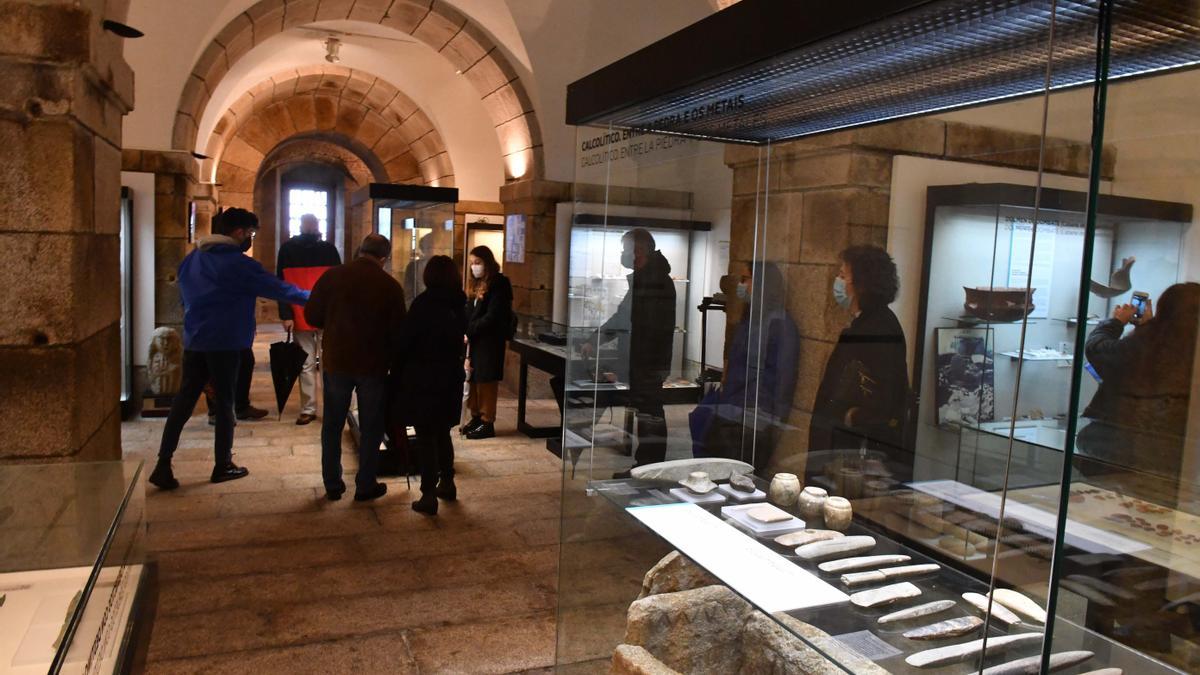 Una de las salas del museo arqueológico del Castillo de San Antón.