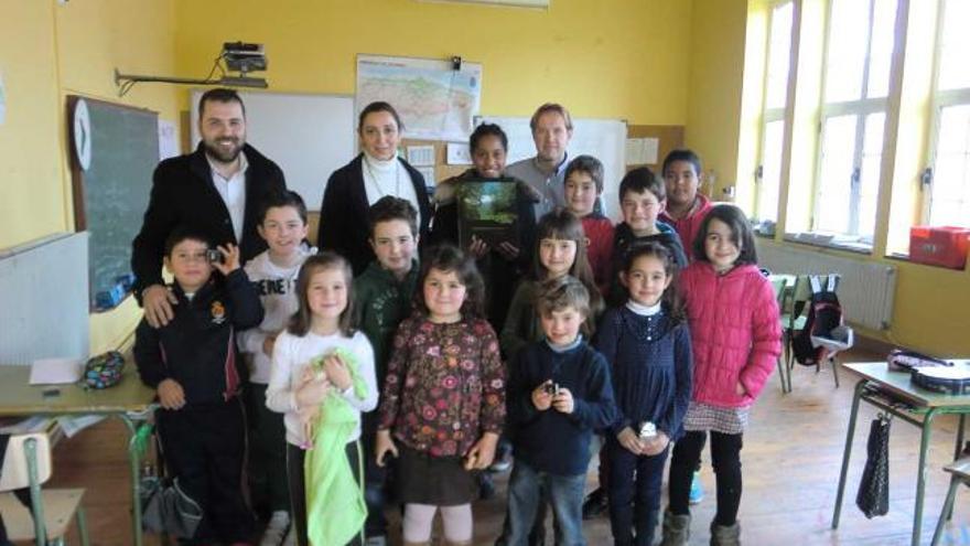 El Alcalde, la teniente de alcalde y un profesor, junto a los niños de Primaria.