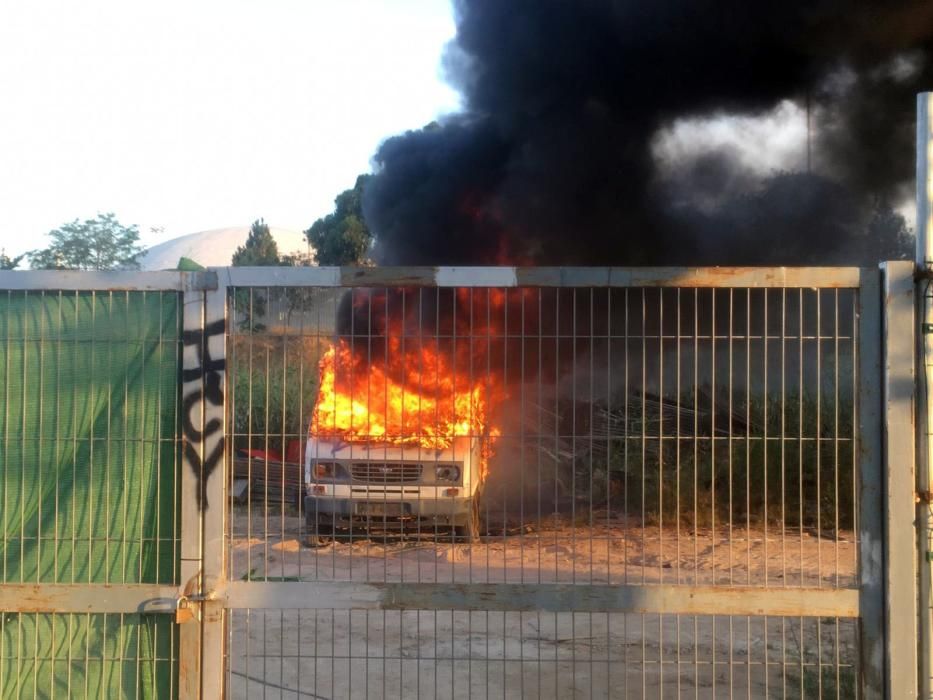 Arde una furgoneta en los jardines junto al Oceanogràfic