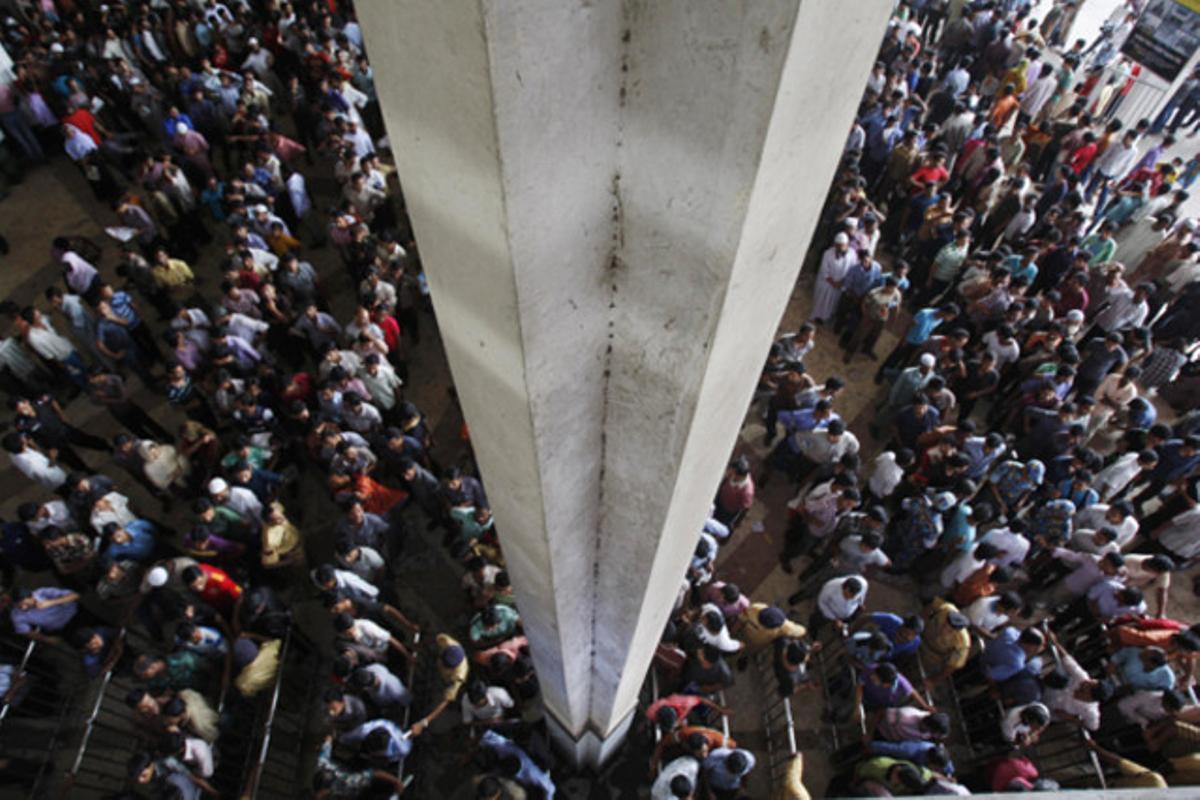 Centenars de musulmans de Bangla Desh esperen a l’estació de ferrocarrils de Dhaka per assistir al festival religiós més gran del país.