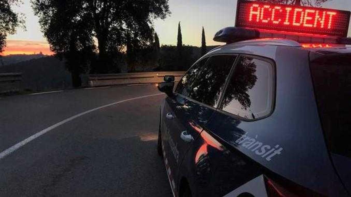 Un vehicle dels Mossos d'Esquadra senyalitzant un accident de trànsit