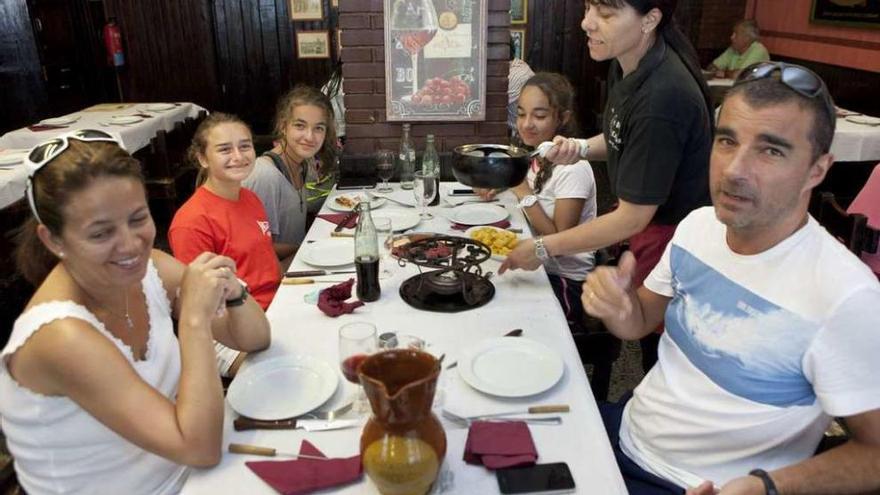 Ana Martínez y Javier González comen en el resturante junto con sus hijas Araceli y Elvira González y una amiga de ellas, Lucía Malnero.