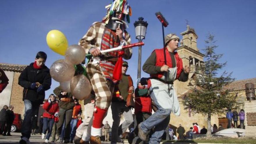 El zangarrón de 2010 recorre las calles de Sanzoles .