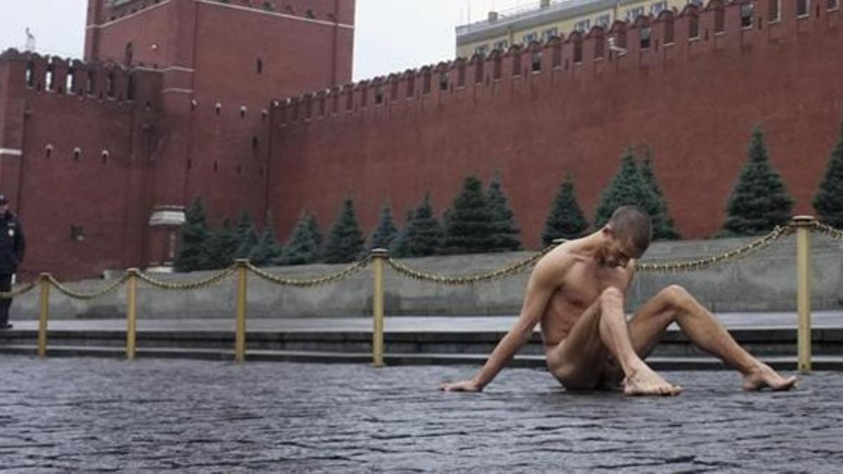 Pavlenski, sentado completamente desnudo en la Plaza Roja de Moscú, durante su actuación de protesta, el día 10.