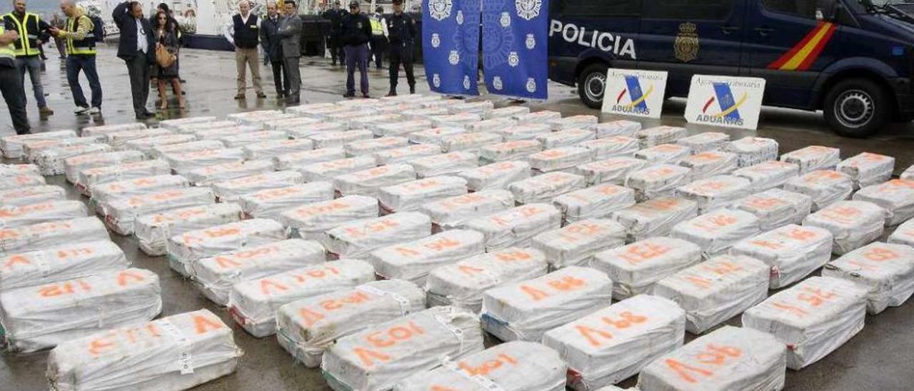 Fardos de droga intervenidos en una operación antidroga en la provincia de Pontevedra. // Marta G. Brea