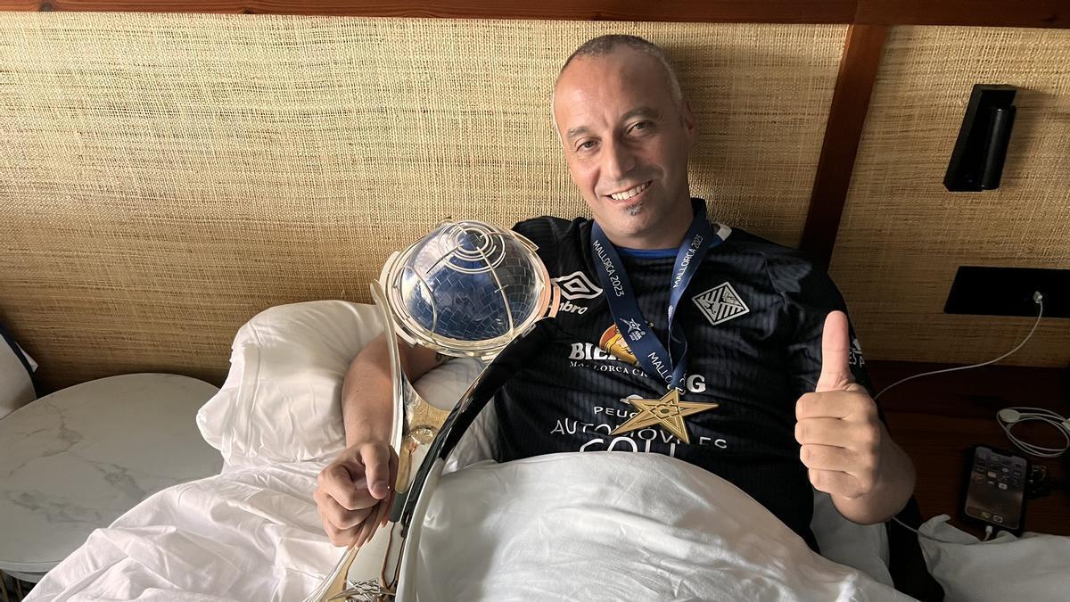 Antonio Vadillo posa en su cama con el trofeo de la Champions.