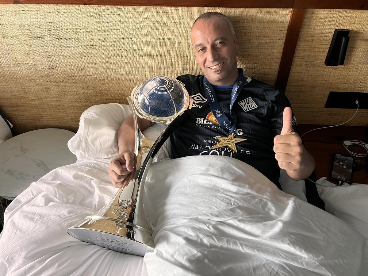 Antonio Vadillo posa en su cama con el trofeo de la Champions.