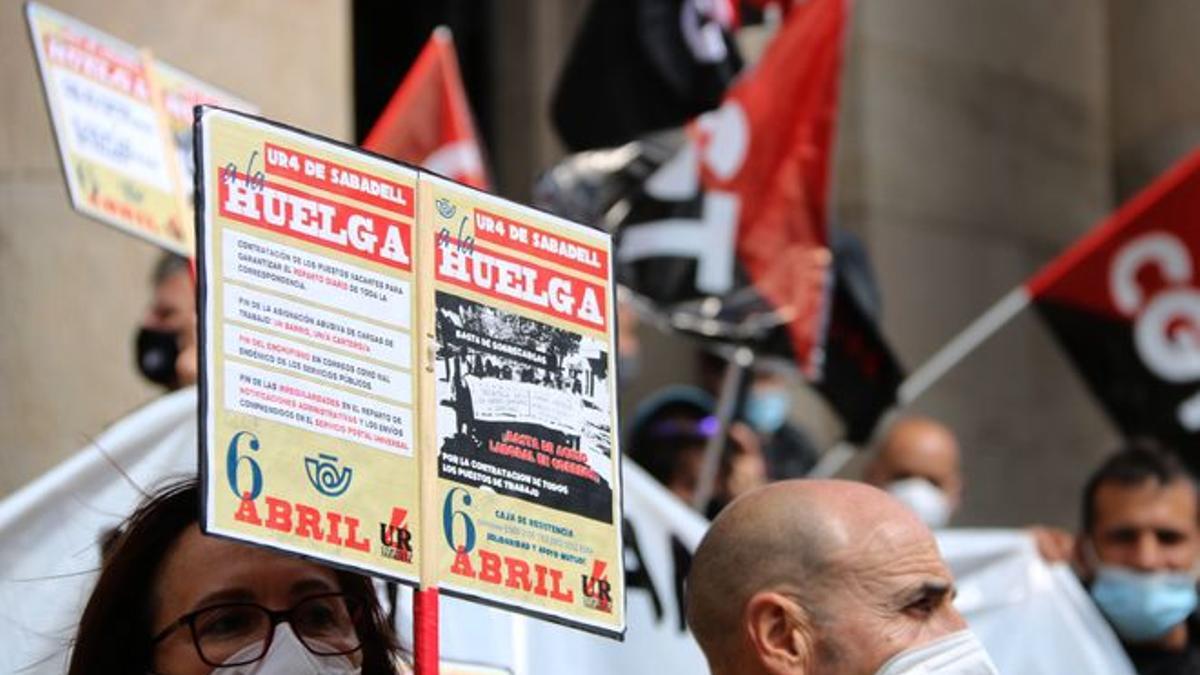 Protesta de los trabajadores de Correos de Sabadell frente a la sede de la empresa en Barcelona, 11 de mayo 2021