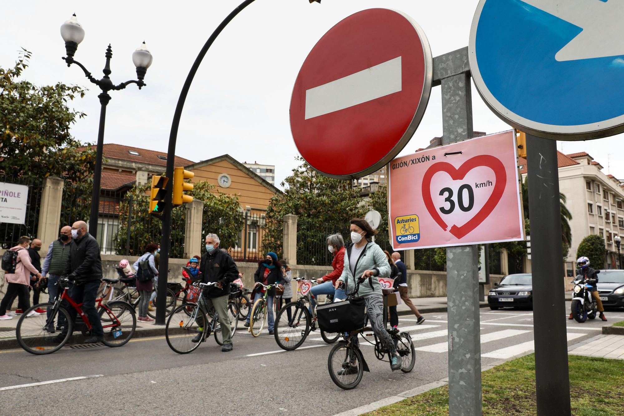 Concentración ciclista en Gijón en apoyo a la limitación de 30 km/h