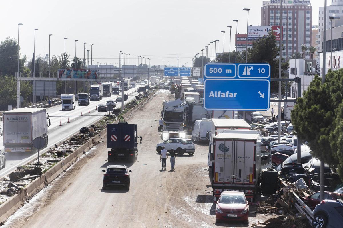 Estado de la pista de Silla dos días después de la dana de octubre, donde se aprecian los daños en los carriles hacia Alicante.