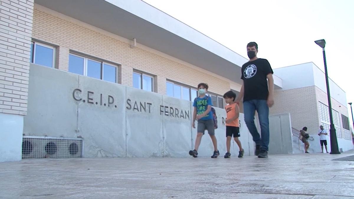 Un padre acompaña a sus hijos al nuevo colegio de Sant Ferran