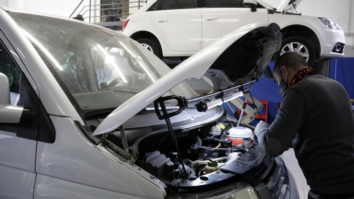 El gerent d'Autotaller Picart de Girona treballant en la reparació d'un vehicle