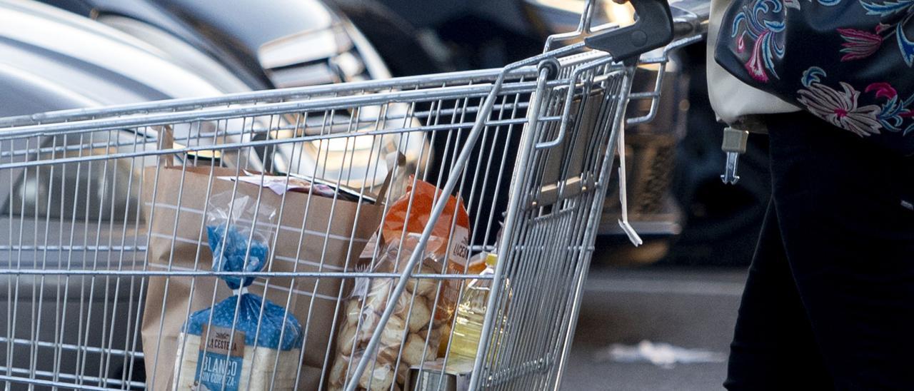 Una mujer con el carrito de la compra