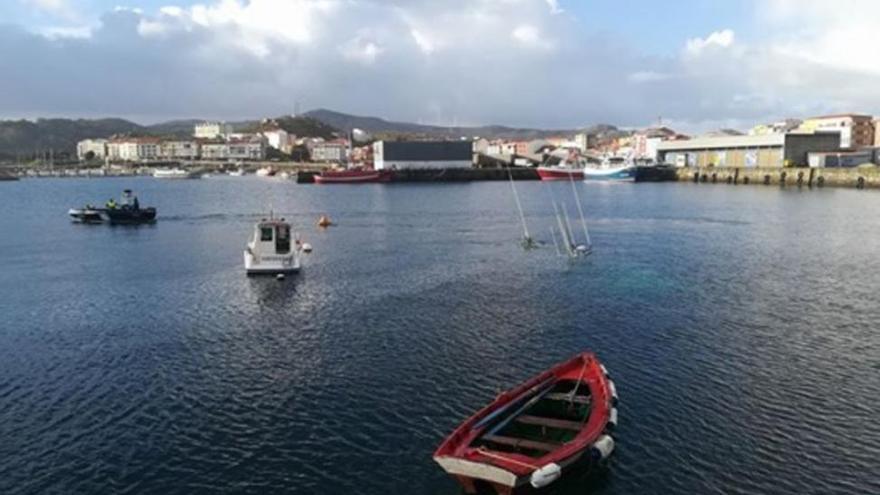 Un barco sin tripulación se hunde en Muxía cargado con 1.500 litros de gasoil