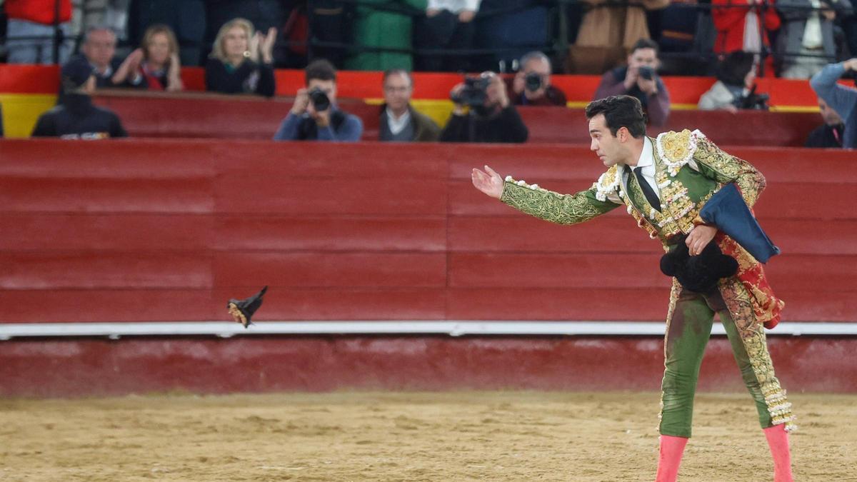 Tomás Rufo lanza la oreja del sexto toro a la presidenta del festejo, Pilar Bojó