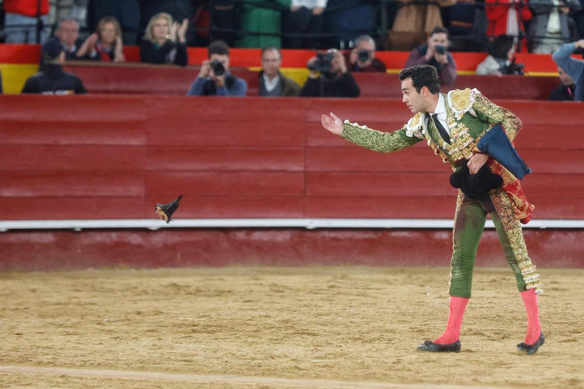 Tomás Rufo lanza la oreja del sexto toro a la presidenta del festejo, Pilar Bojó
