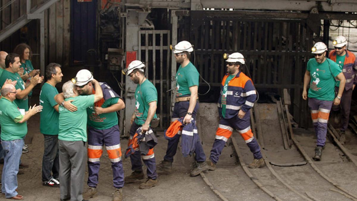 Los mineros salen de su encierro de 18 días en los pozos