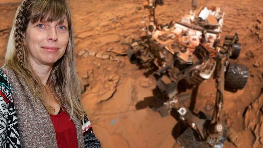 Delante, la investigadora viguesa Carolina Gil, en el campus y en el fondo el selfie del rover Curiosity en el cráter Gale de Marte