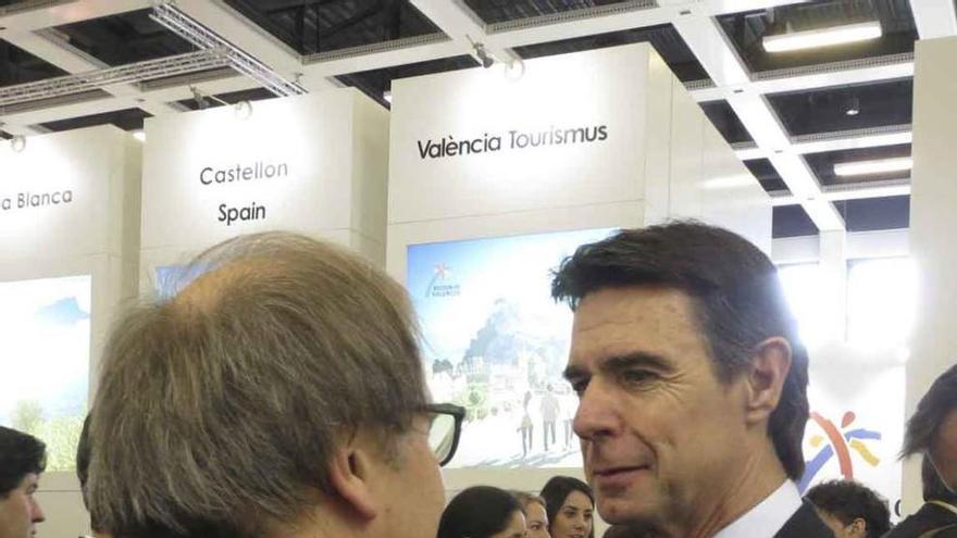 Strieder saluda al ministro de Turismo, José Manuel Soria.