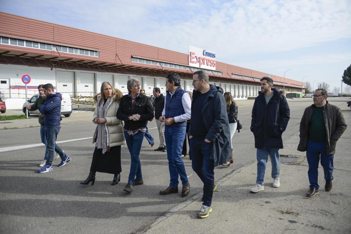 Otro momento de la visita de la candidatura socialista a las Cortes al CTLB.