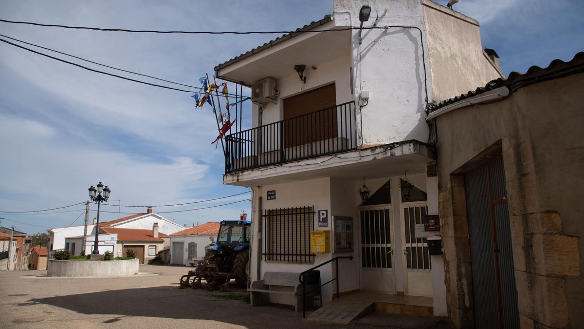 El Ayuntamiento de Mayalde, cerrado al público, y las calles vacías de gente.