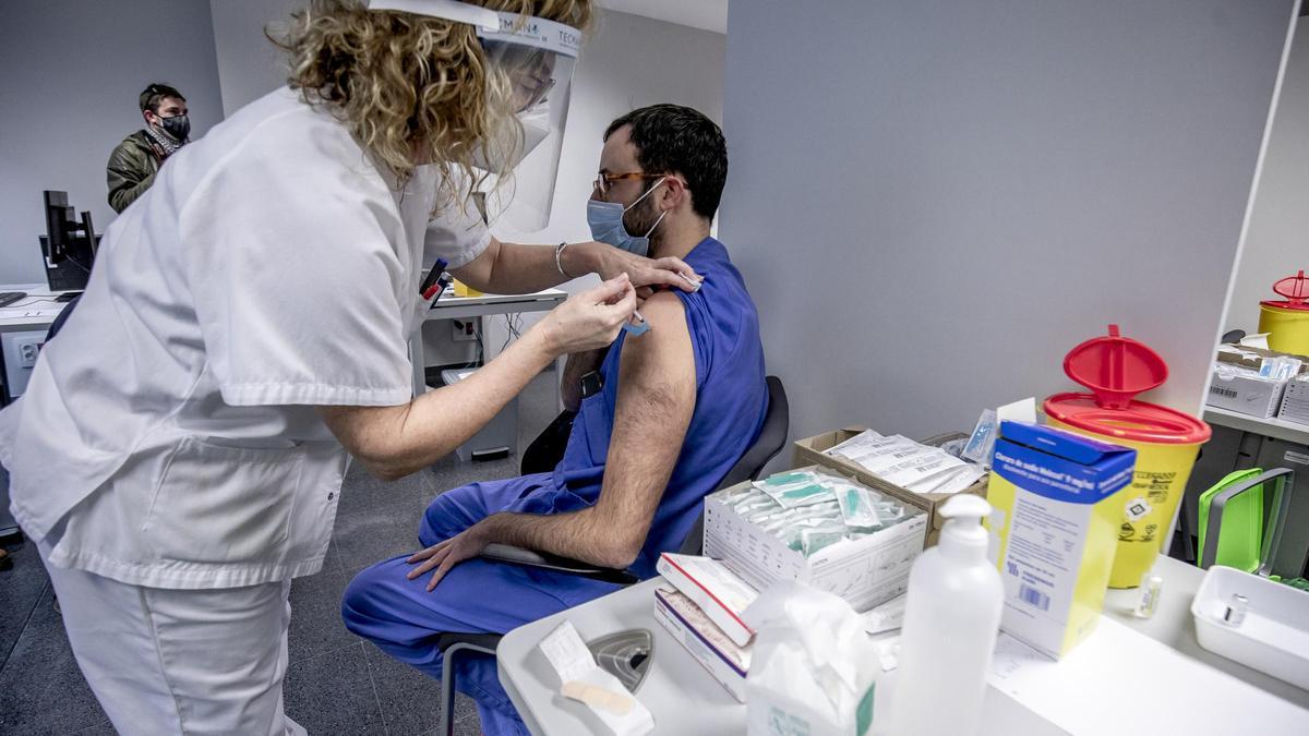 Arranca la vacunación de sanitarios que trabajan en 'primera línea covid'