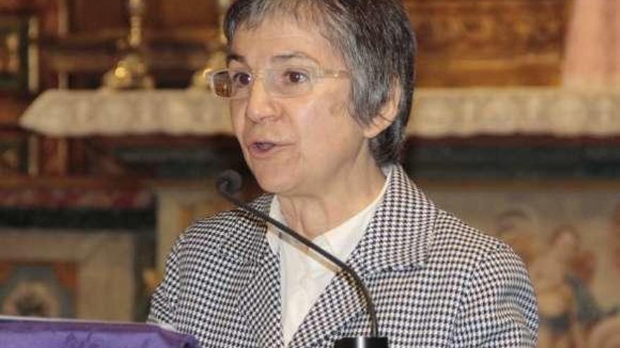 Agarimo Fandiño lee el pregón en la iglesia. // Santos Álvarez