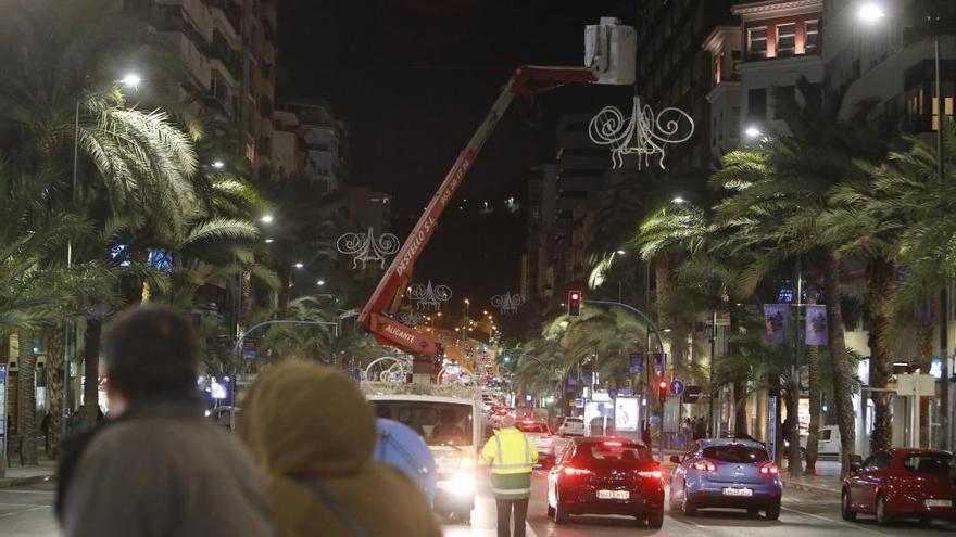 Colocación de los primeros adornos en Alfonso el Sabio, esta tarde-noche